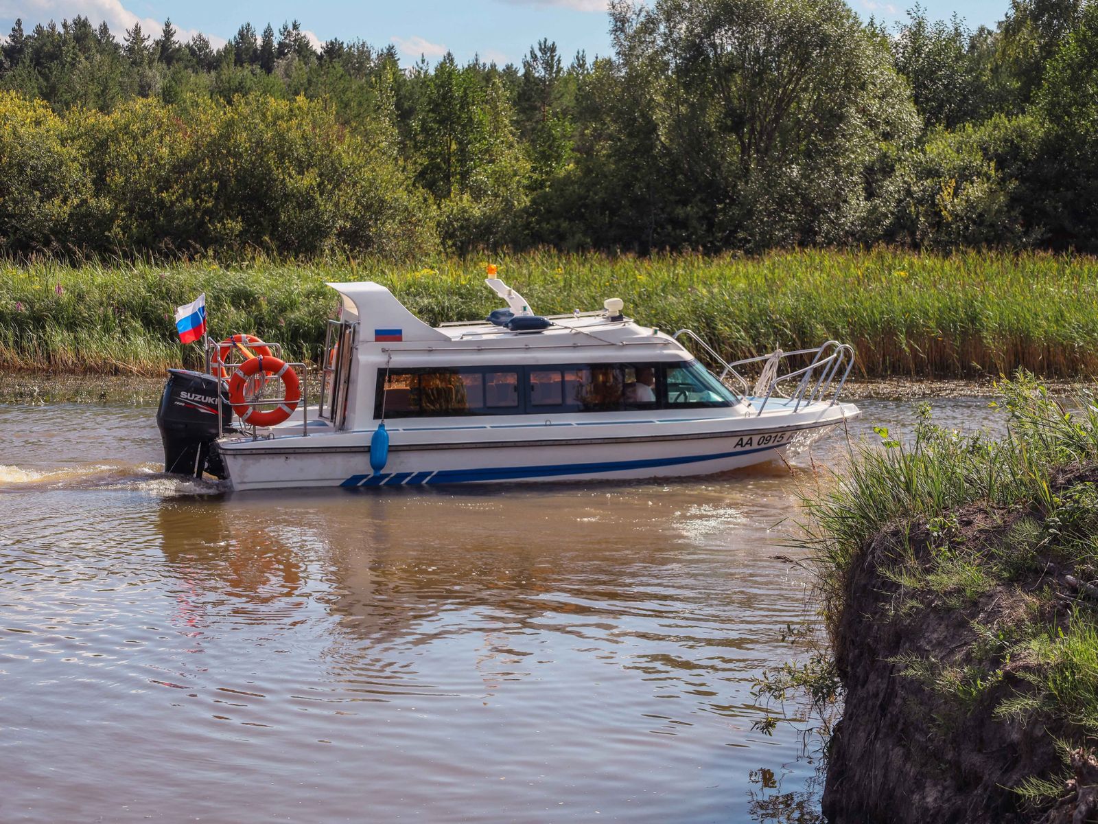 Катер отправляется на острова