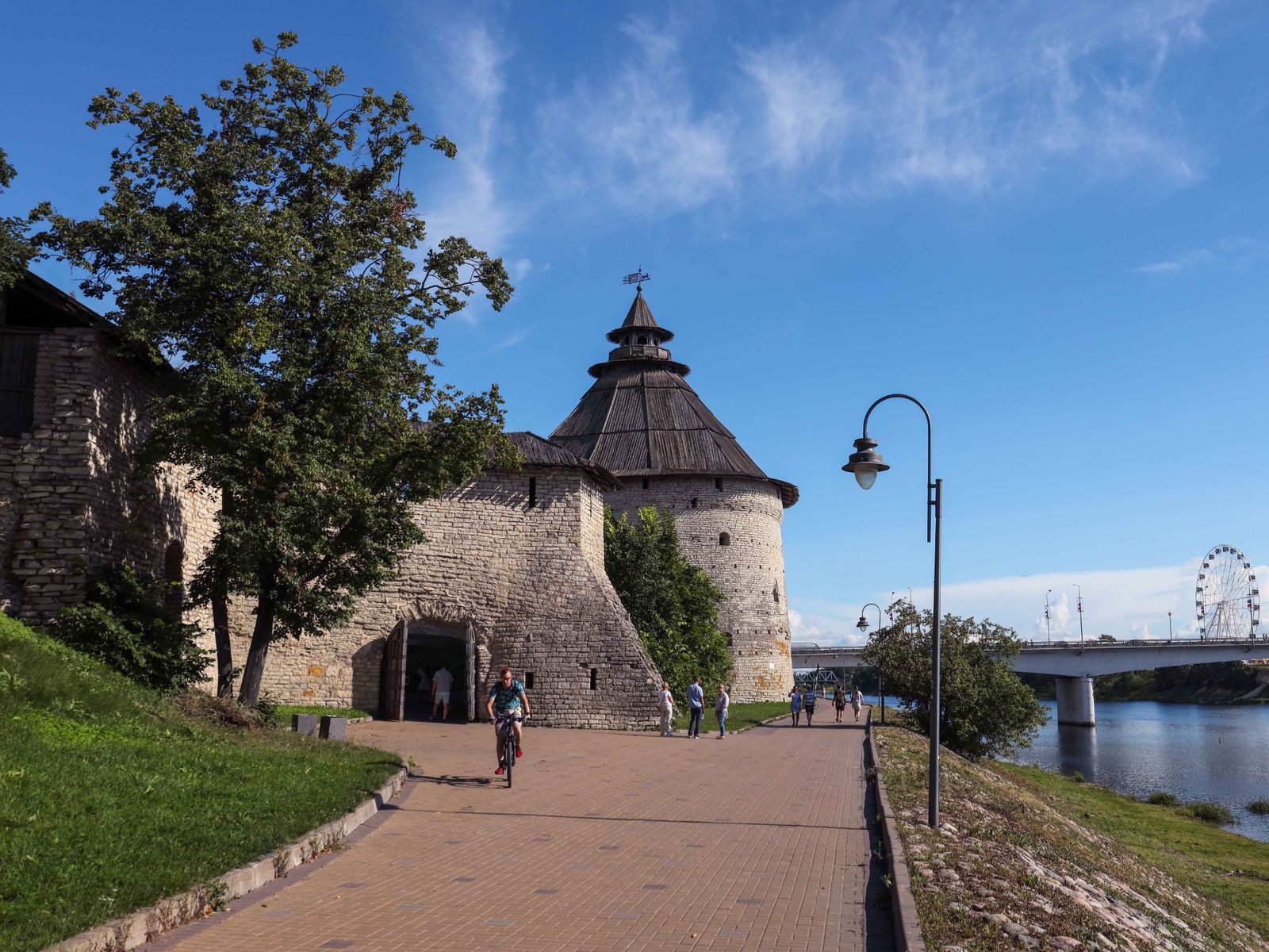 Покровская башня и набережная реки Великой