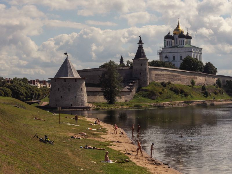 Вид на кремль от Варлаамовской башни