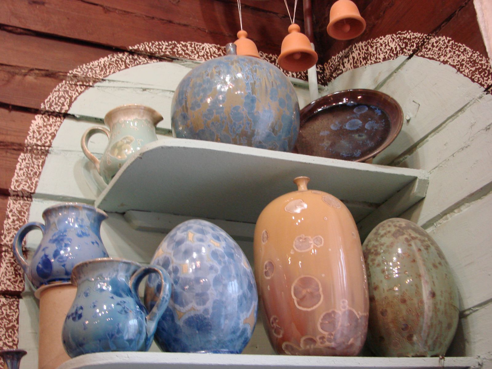 Кристаллы на поверхности керамических изделий