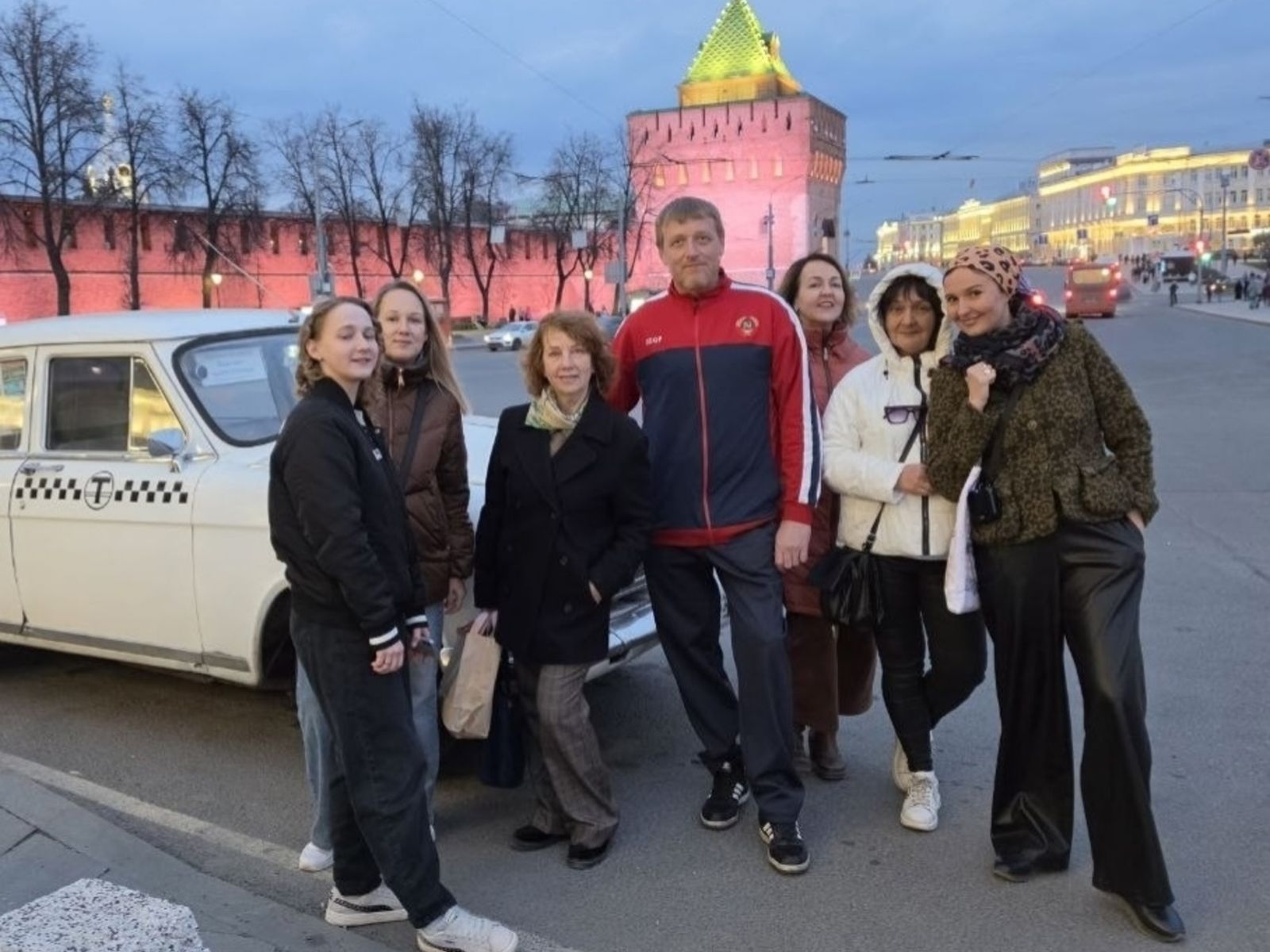 Площадь Минина и Пожарского и ретроавто 
