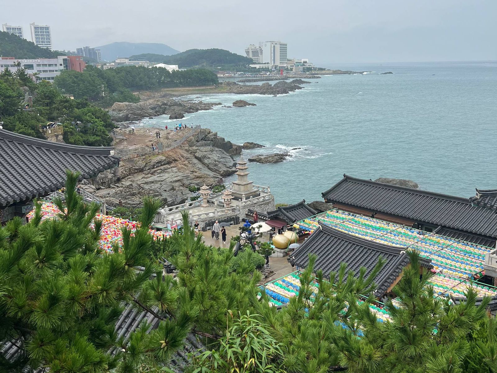 Haedong Yonggungsa Temple. Уникальный храм на берегу моря с захватывающими видами на скалы и океан 