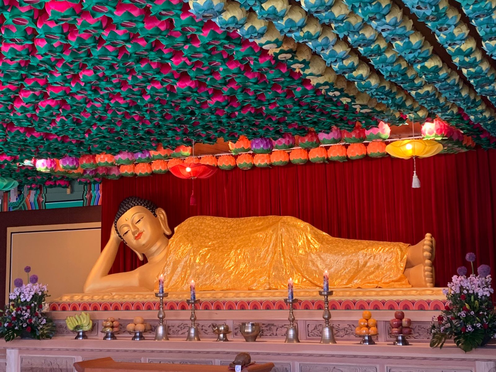 Лежащий Будда — уединённое место храма с особой атмосферой спокойствия 