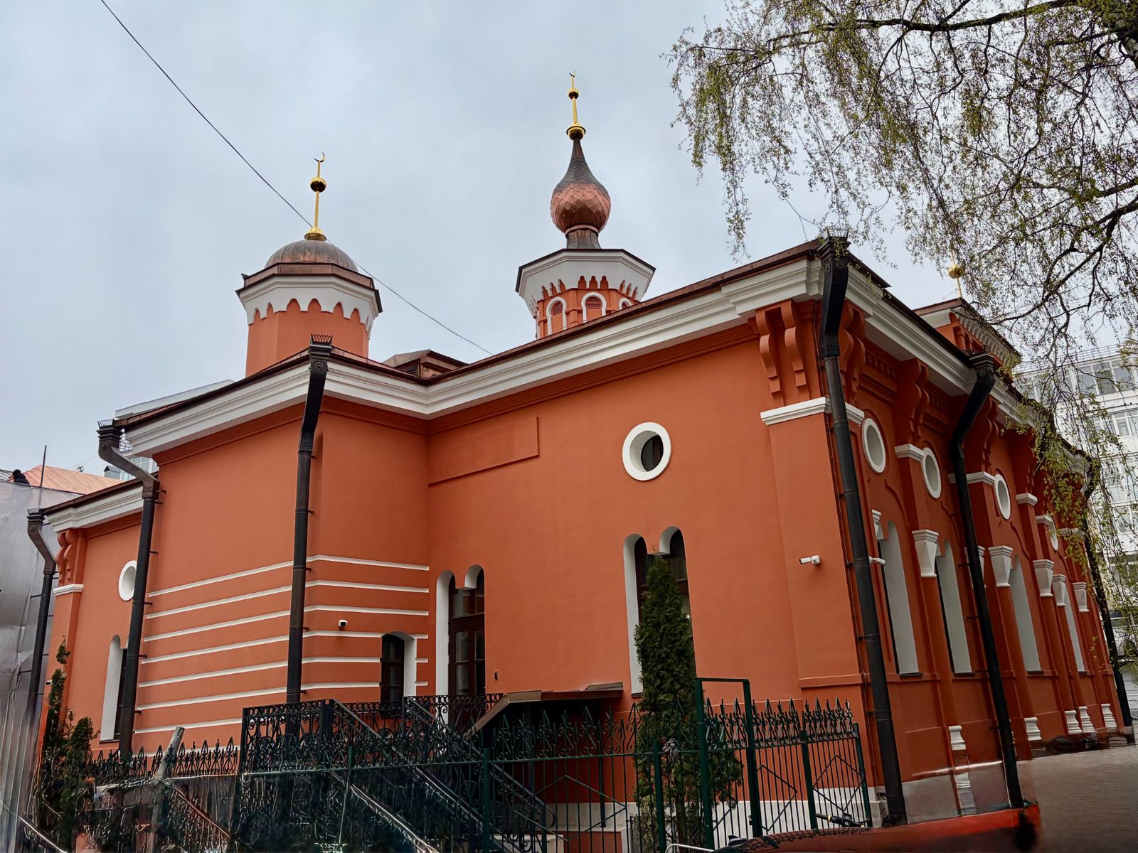 В XVIII веке во дворе князя Суламита‑мурзы Сименея, занимавшего должность переводчика в Иностранной коллегии, была построена мечеть 