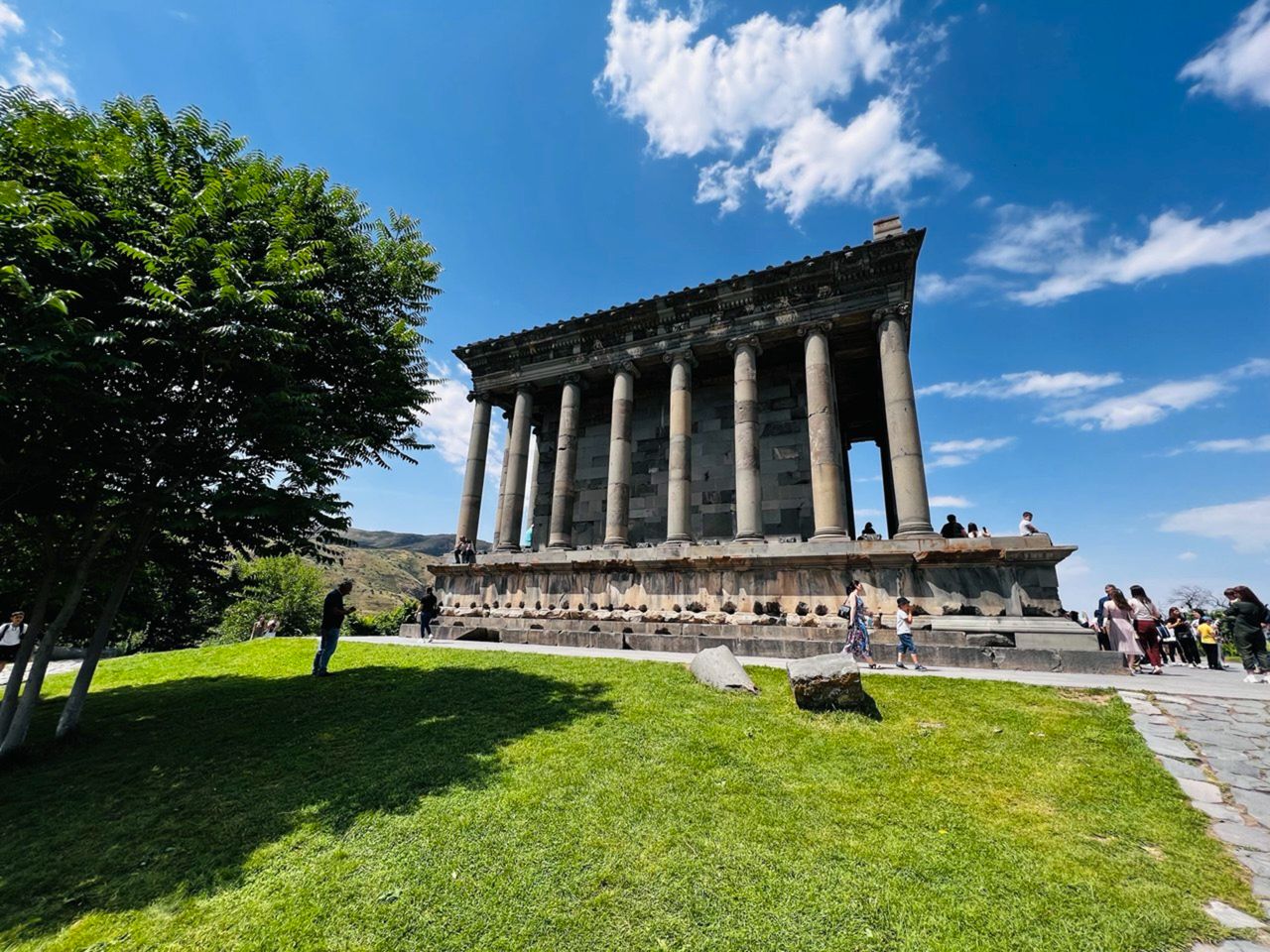 Три символа Армении за 1 день: экскурсия в Гарни, Гегард и Севан - индивидуальная экскурсия в Ереване на машине гида длительностью 8 часов с количеством участников до 7 человек цена экскурсии 280€