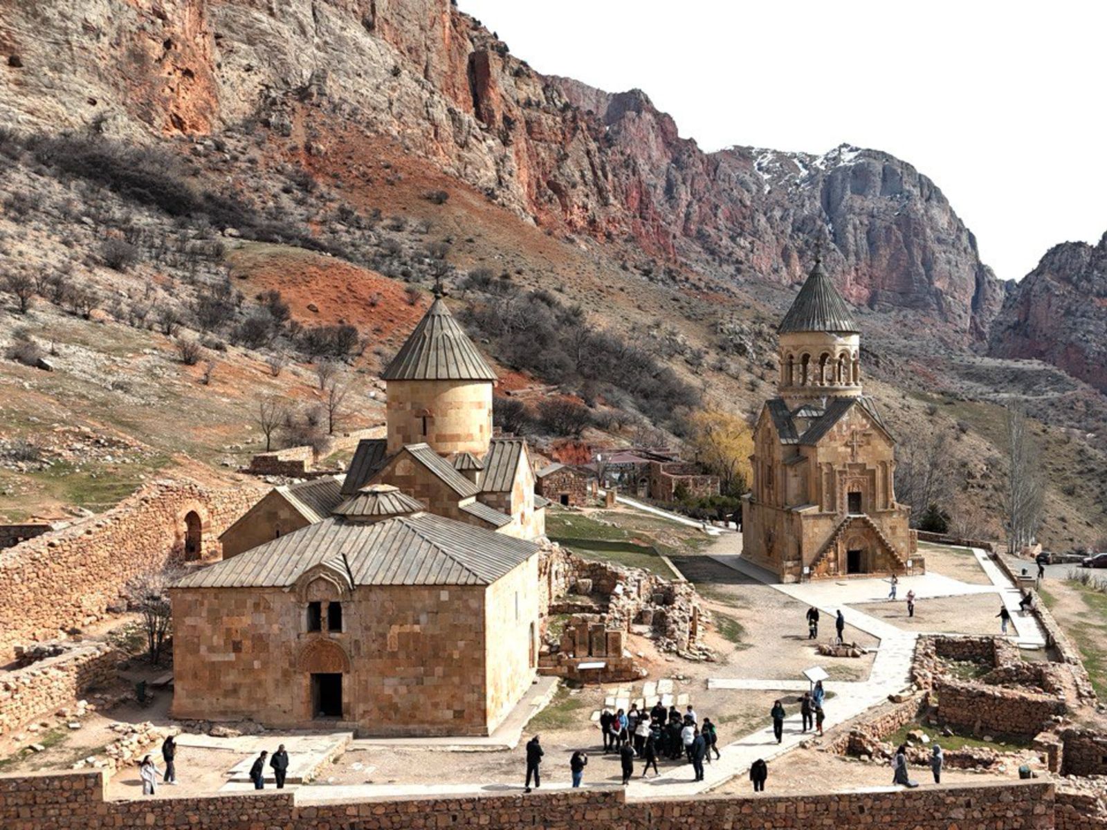 На фоне скал