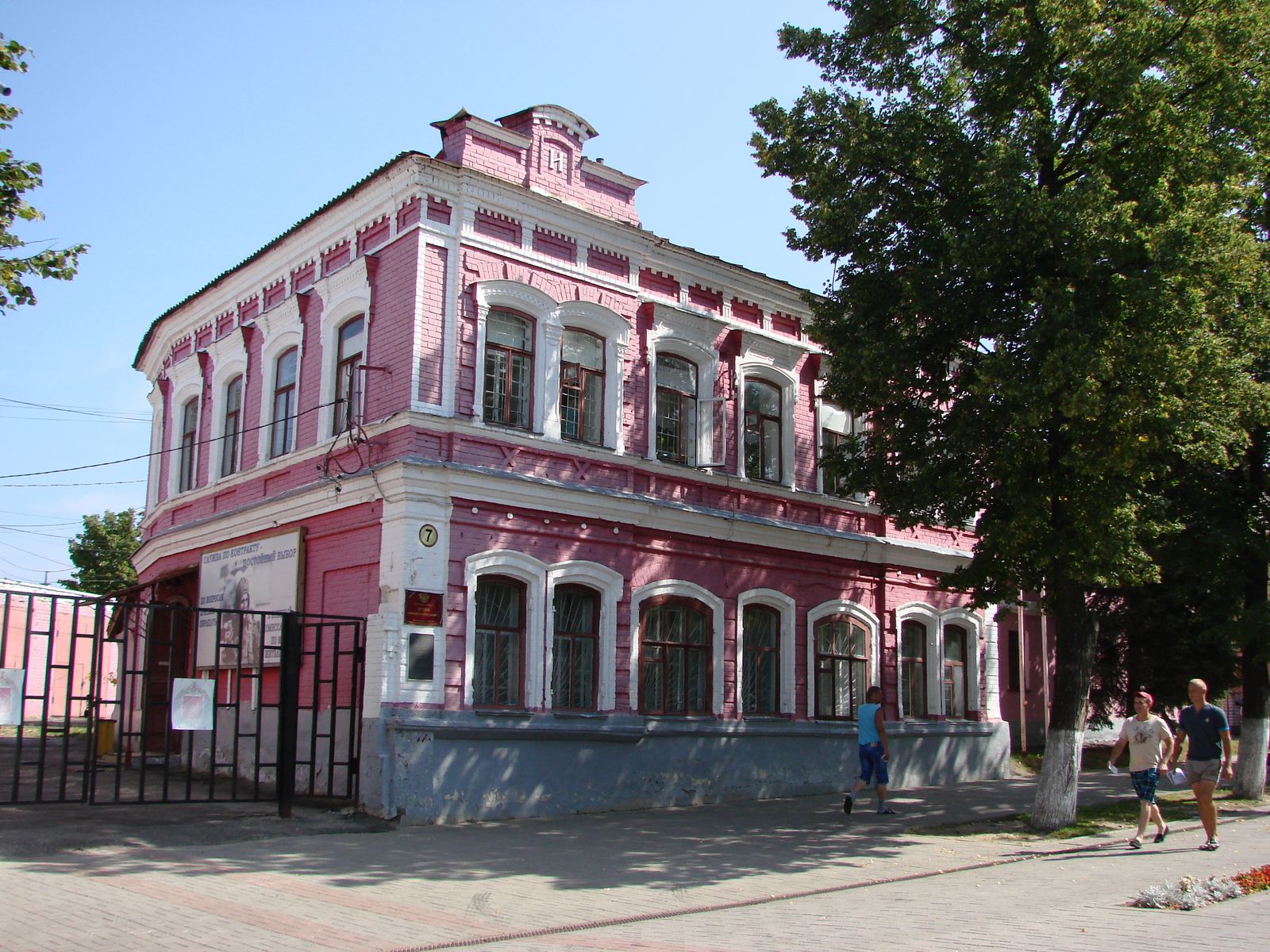 В доме купцов Ханыкиным сейчас военкомат