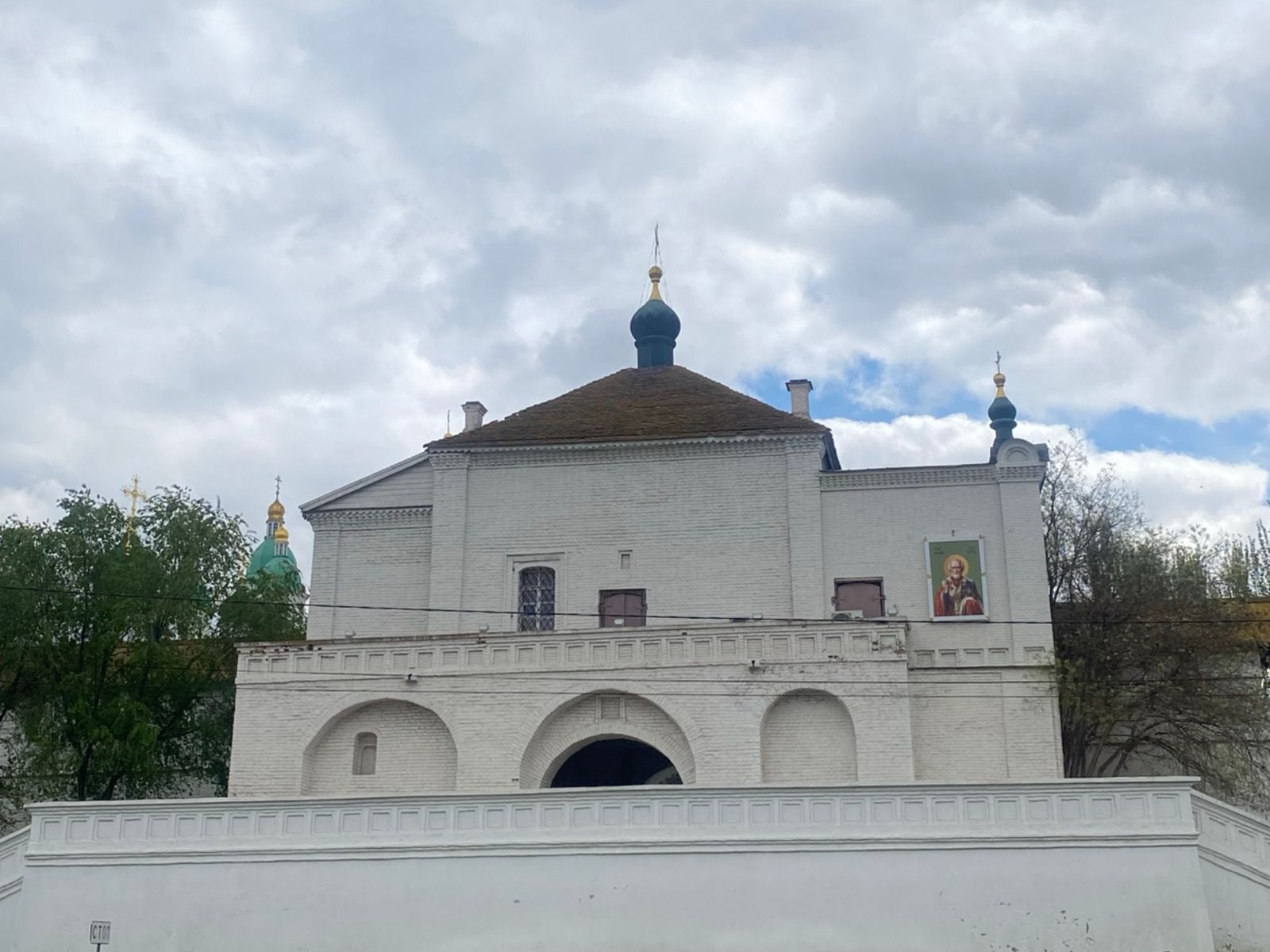 Никольские ворота с надвратным храмом