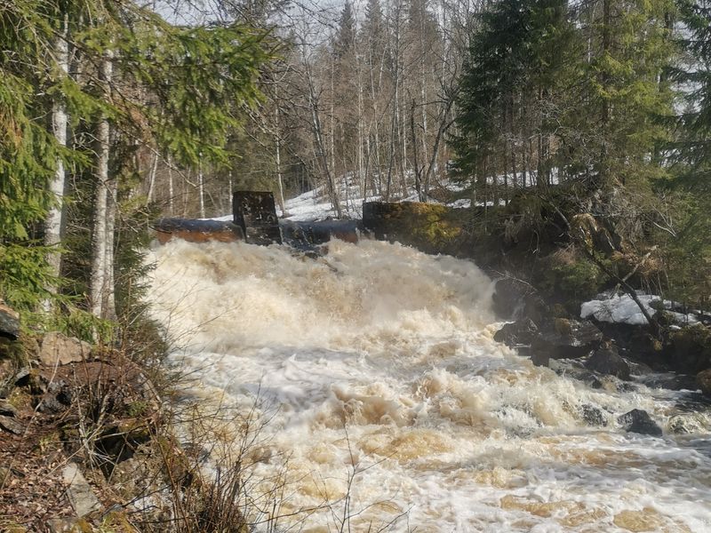 У водопада