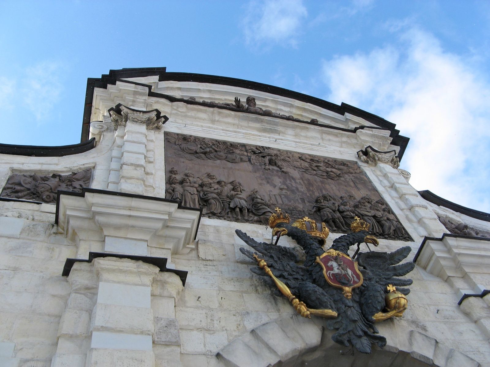 Петровские ворота уже более 300 лет встречают всех мирных гостей крепости и гордо несут герб Российской империи 