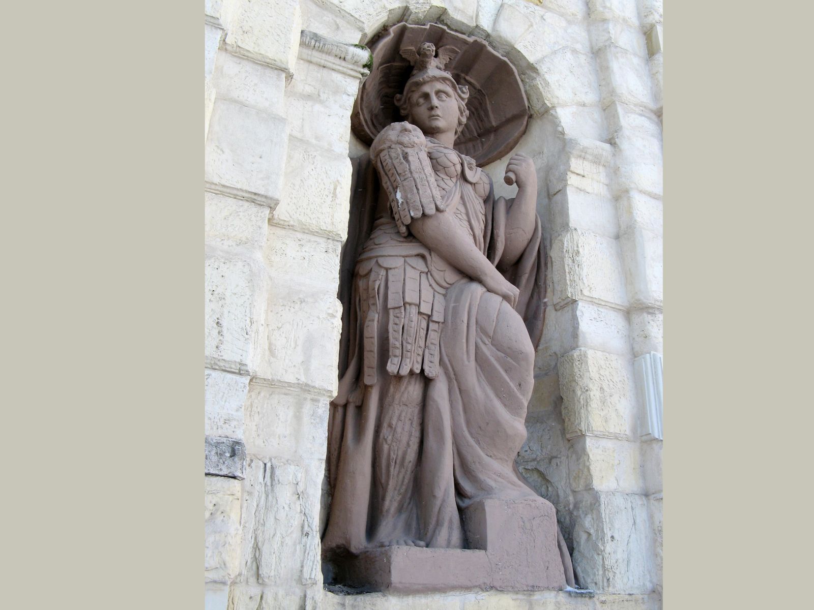 Что держит в руках эта таинственная дама у ворот? Что говорит она каждому входящему?