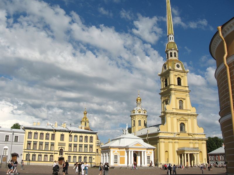 Главная площадь крепости. Петропавловский собор и Ботный дом