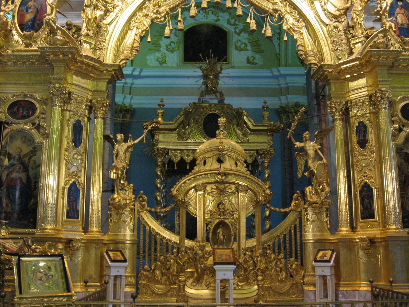 От золоченой резьбы иконостаса в соборе захватывает дух. Но он вызывал немало вопросов у современников 
