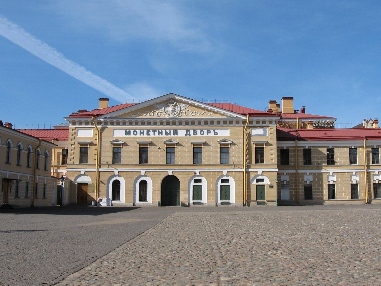 За этими стенами до сих пор кипит работа, а монеты, которые отчеканены здесь, гуляют по нашим кошелькам и карманам 