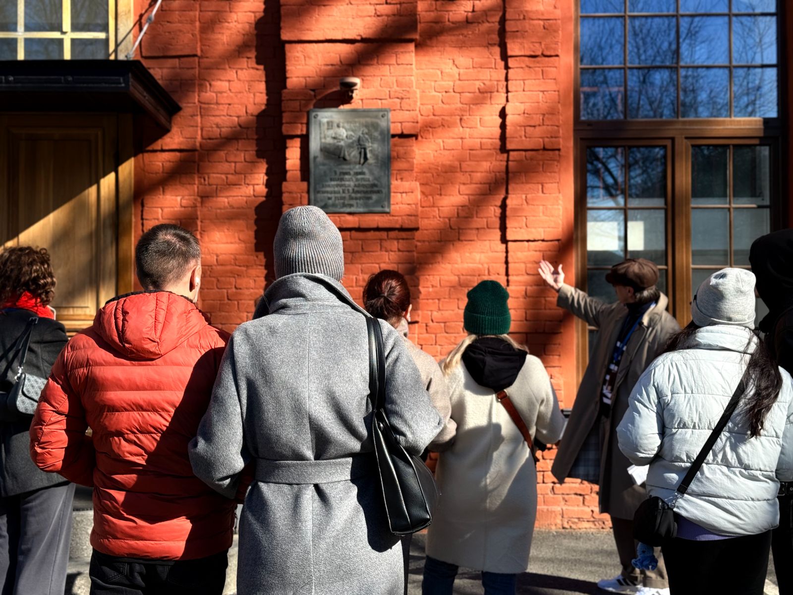 Памятная доска, на которой всё неправда 