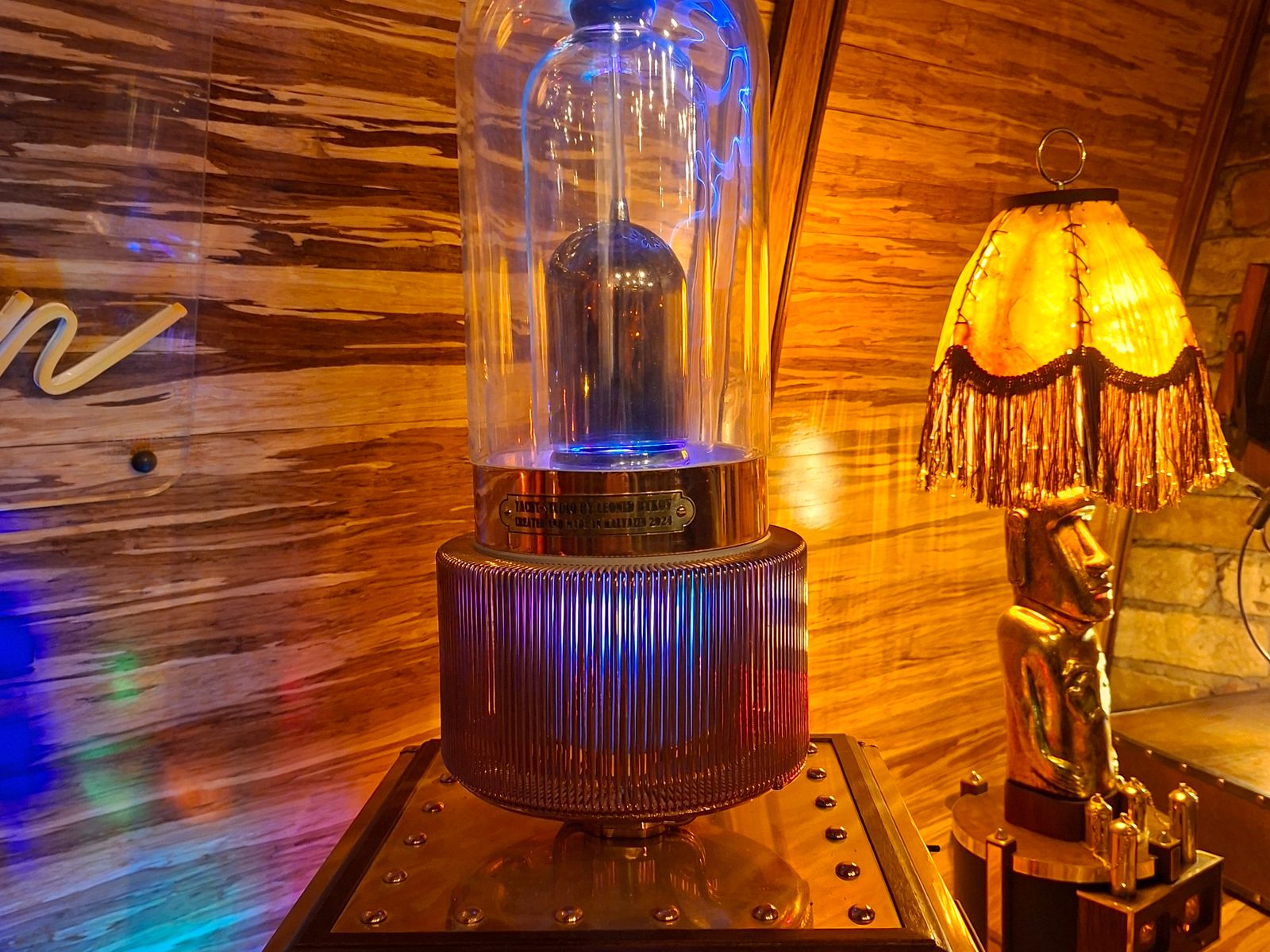 Уникальная лампа с перекидными часами. Внутри колбы живут молнии 