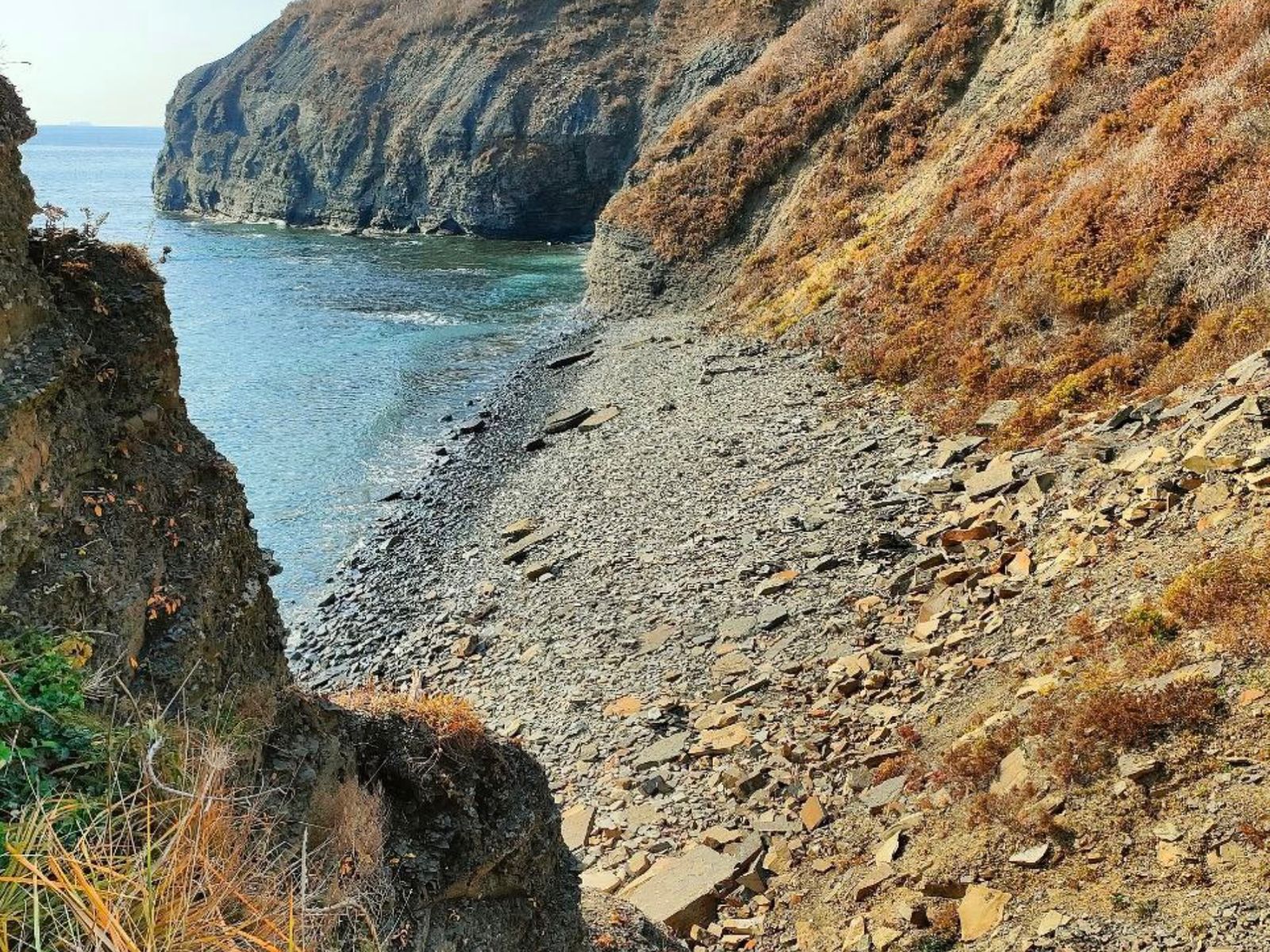 Небольшая бухточка с бирюзовой водой