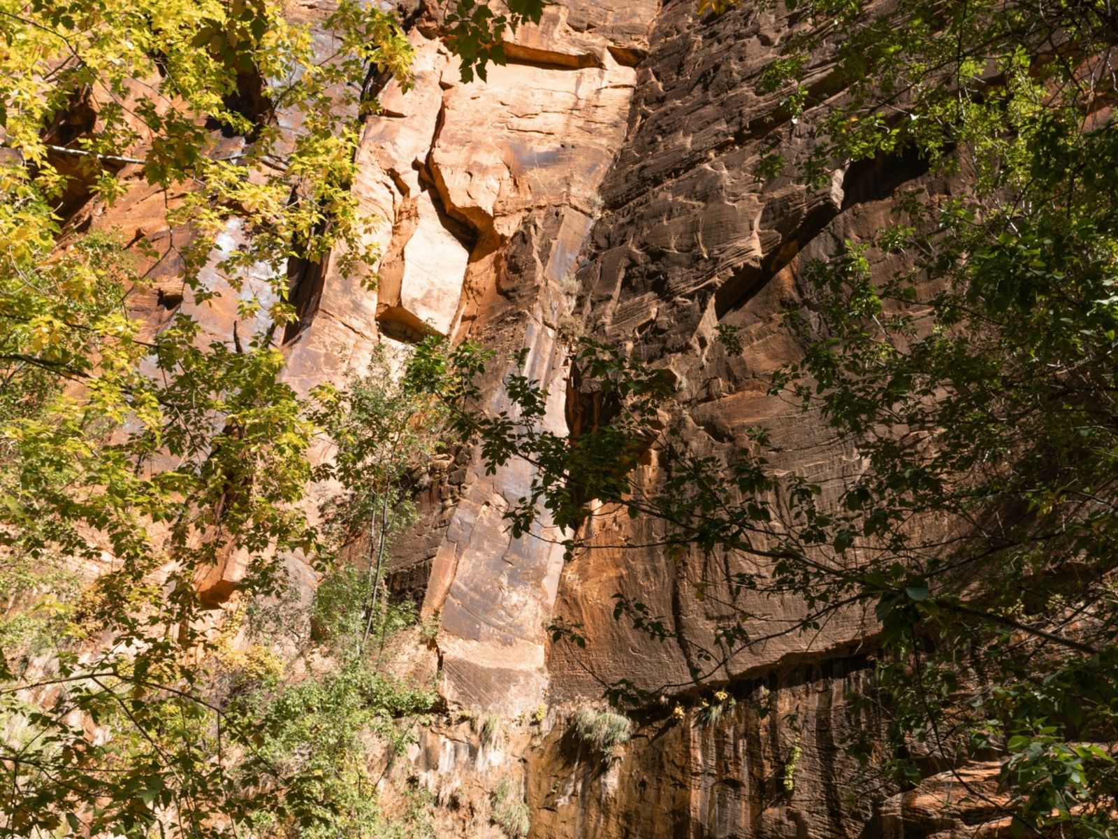 Горы ко входу в пещеру