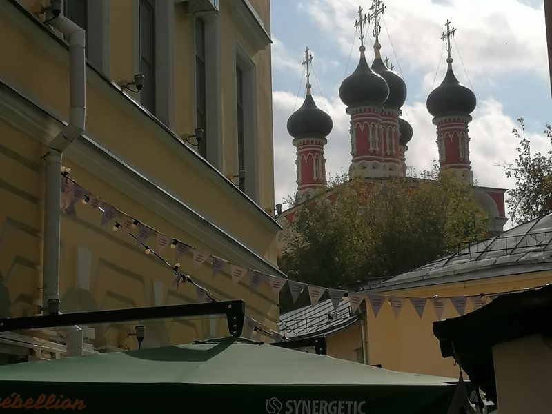 Вид на Высоко-Петровский монастырь