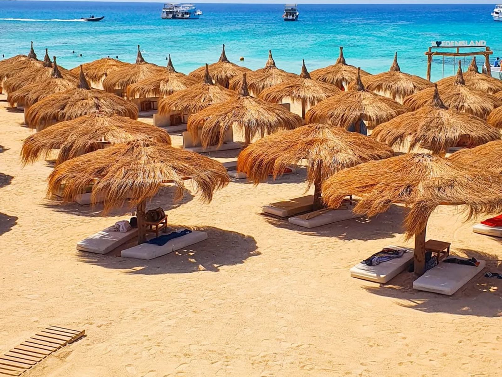 Красота острова Парадайз, его пляж, зонтики и шезлонги 
