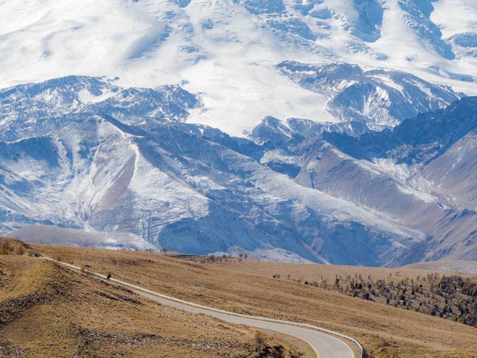 Джилы-Су. Дорога. Вид на Кавказский хребет
