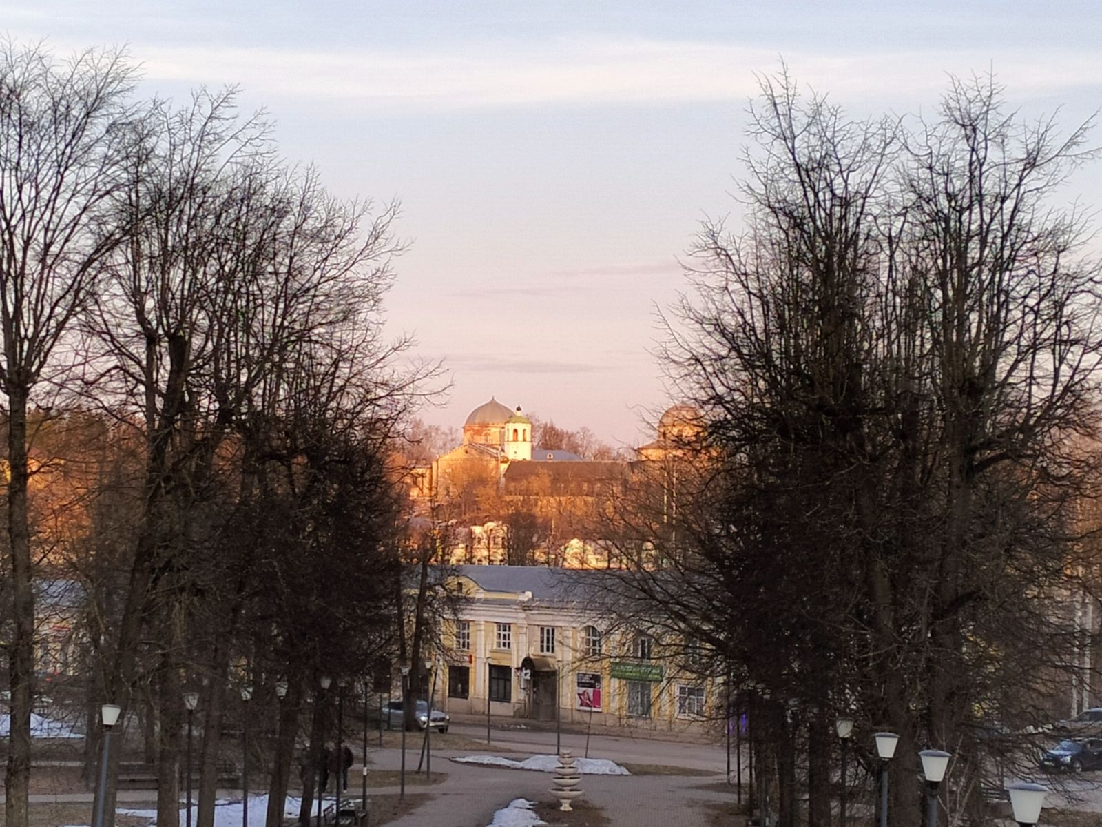 Торговые ряды, женский Воскресенский монастырь 