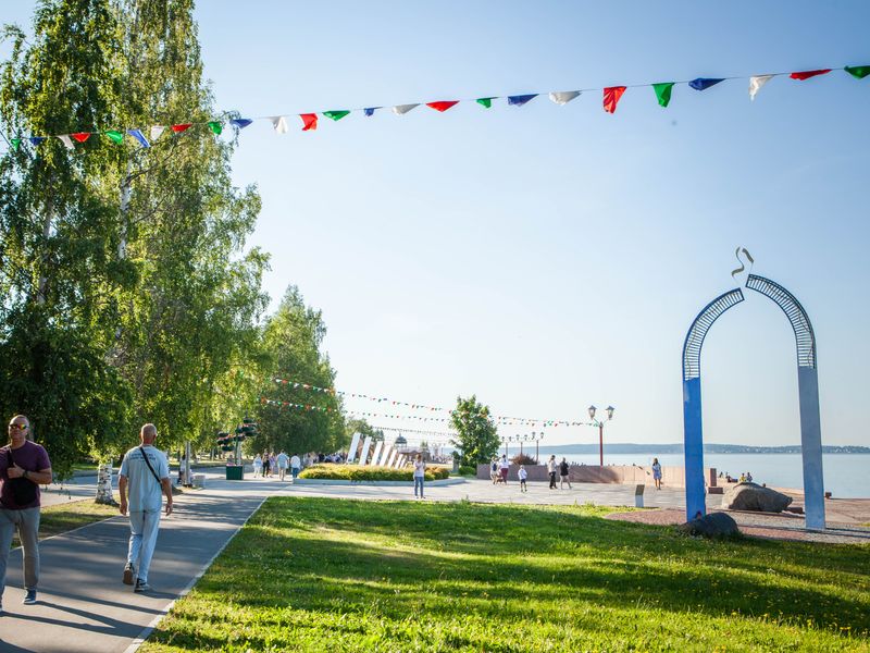 Интерактивная обзорная экскурсия по городу Петрозаводску - индивидуальная экскурсия в Петрозаводске пешком длительностью 2 часа с количеством участников до 4 человек цена экскурсии 5500₽