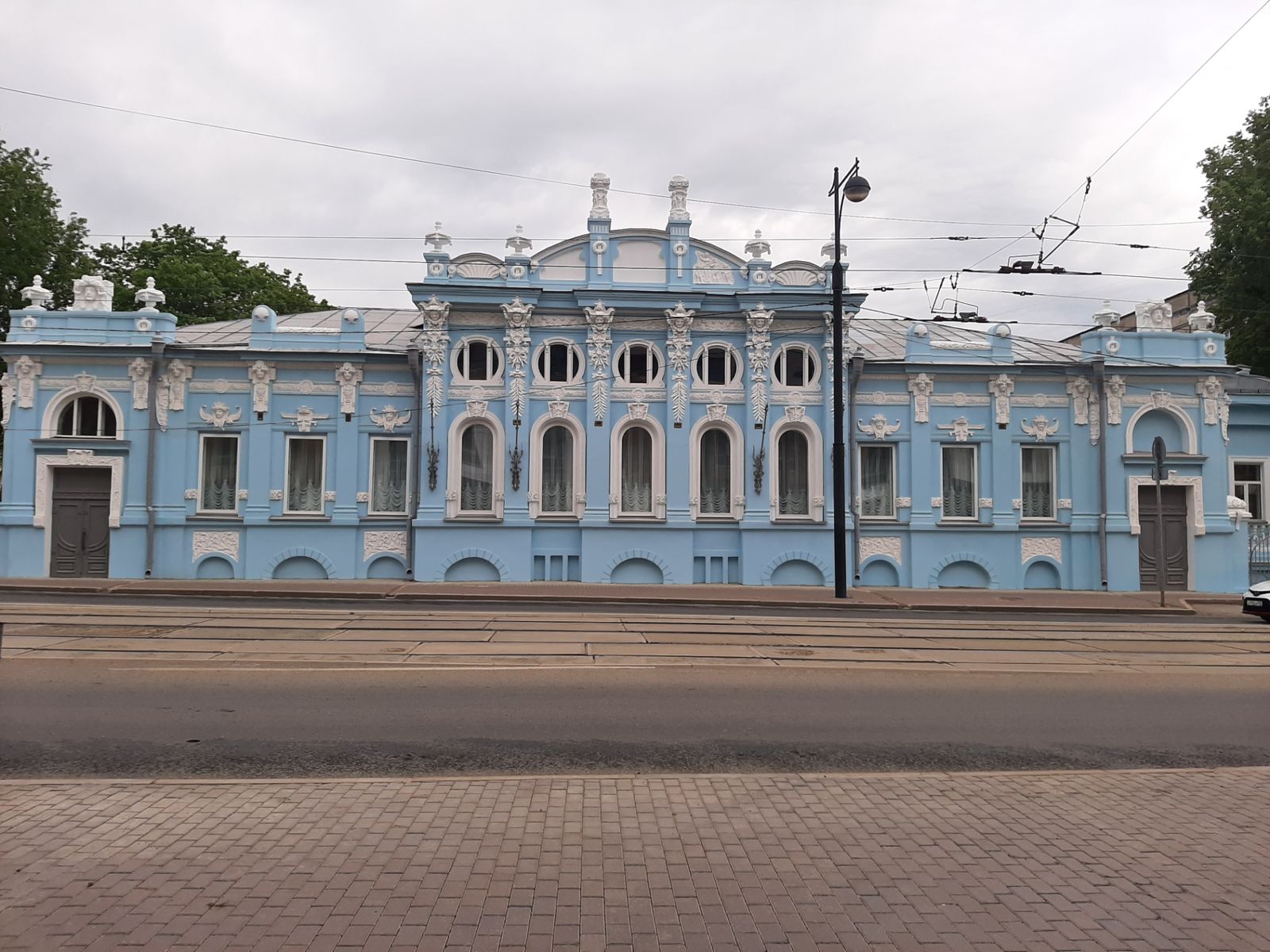 Дом с фигурами, как в романе Бориса Пастернака, принадлежал кунгурским купцам-чаеторговцам Грибушиным 
