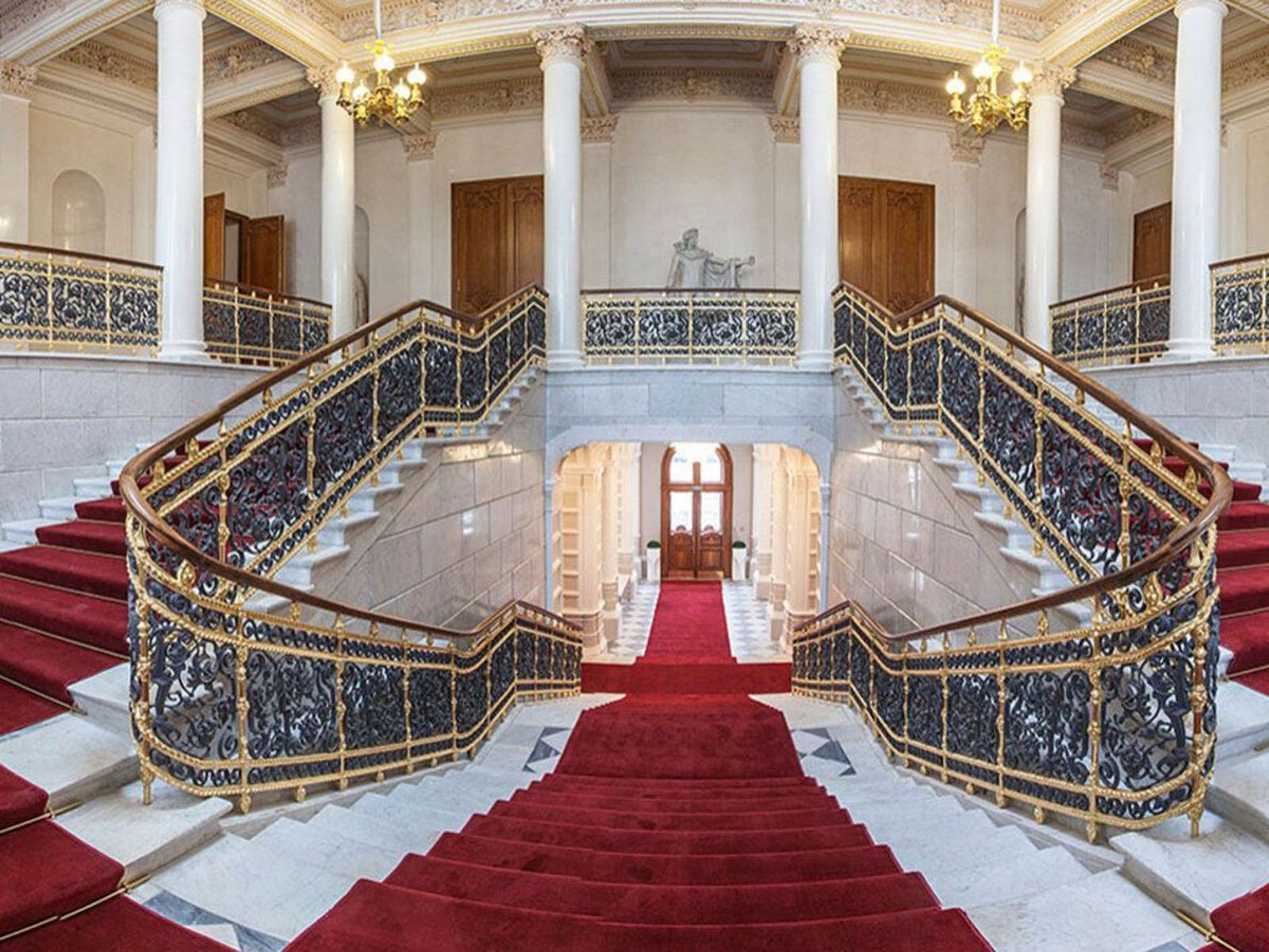 Парадная лестница