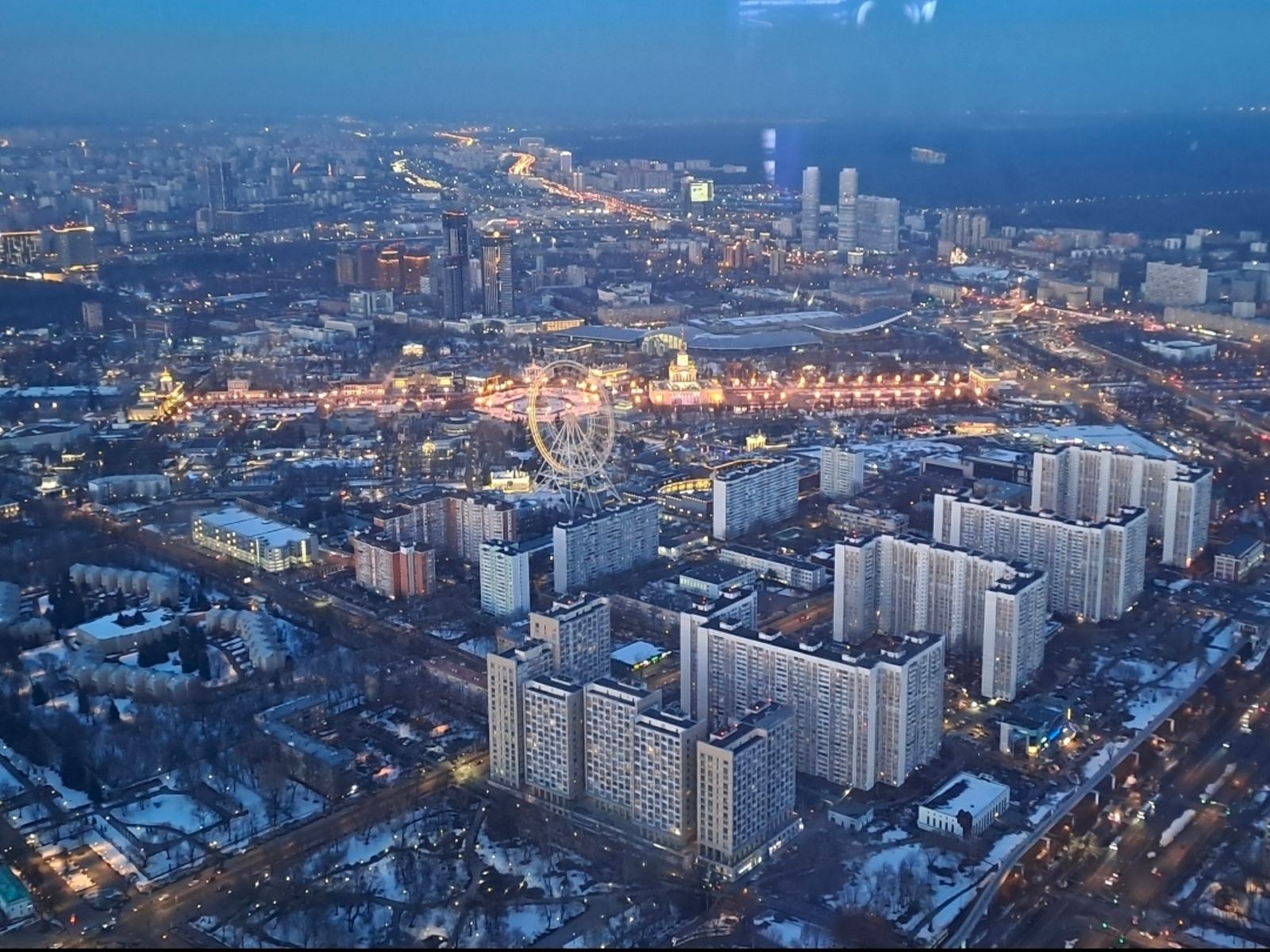 ВДНХ в вечерней подсветке