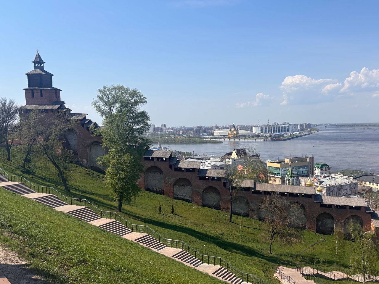 Индивидуальная обзорная экскурсия "Нижегородская классика" - индивидуальная экскурсия в Нижнем Новгороде пешком длительностью 2 часа с количеством участников до 10 человек со скидкой 10% еще 14 часов цена экскурсии 3600₽