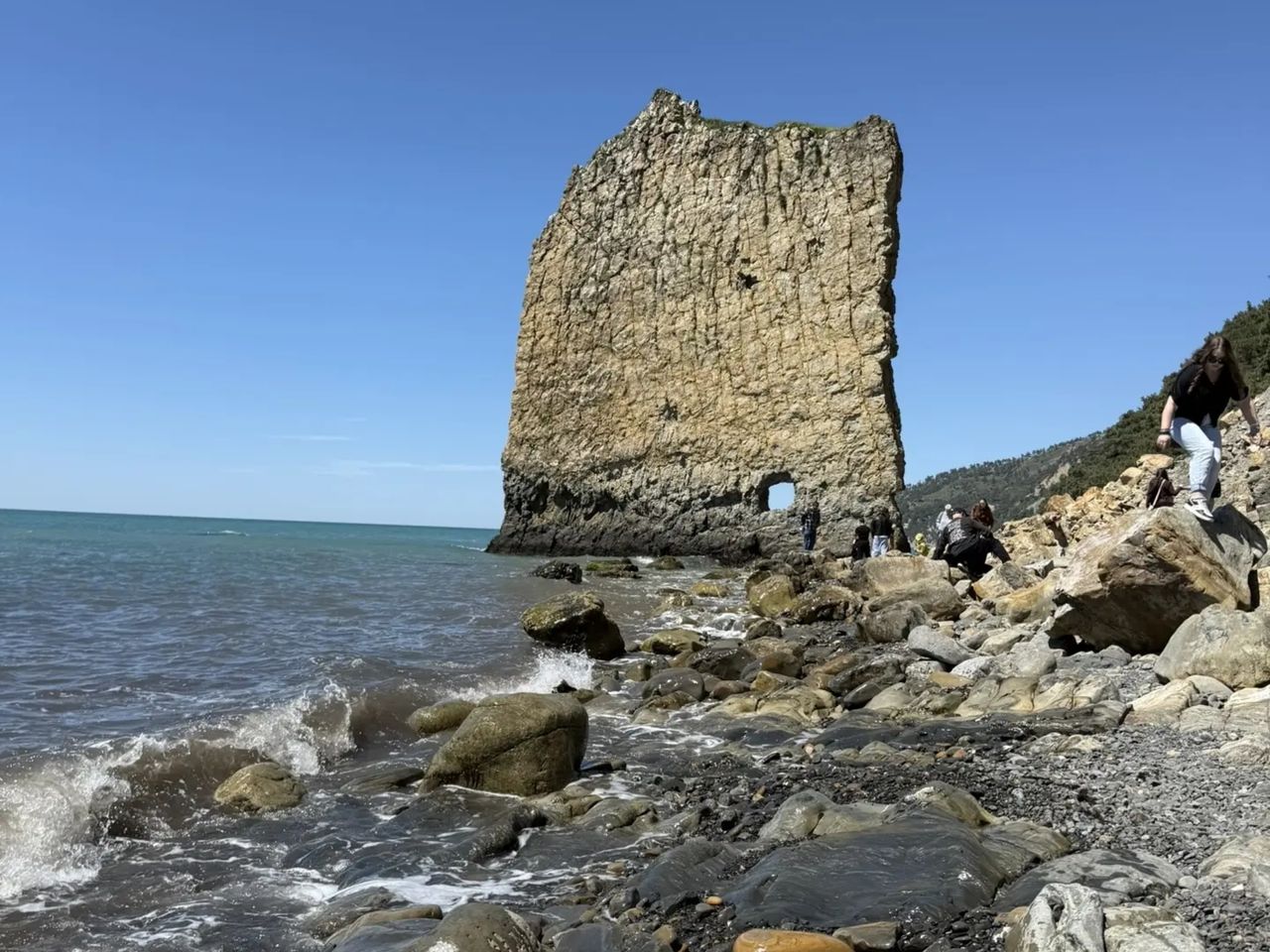 Экскурсия к скале Парус, Голубой бездне, дольмену и водопаду - групповая экскурсия в Геленджике на машине гида длительностью 5 часов с количеством участников до 20 человек цена экскурсии 2500₽