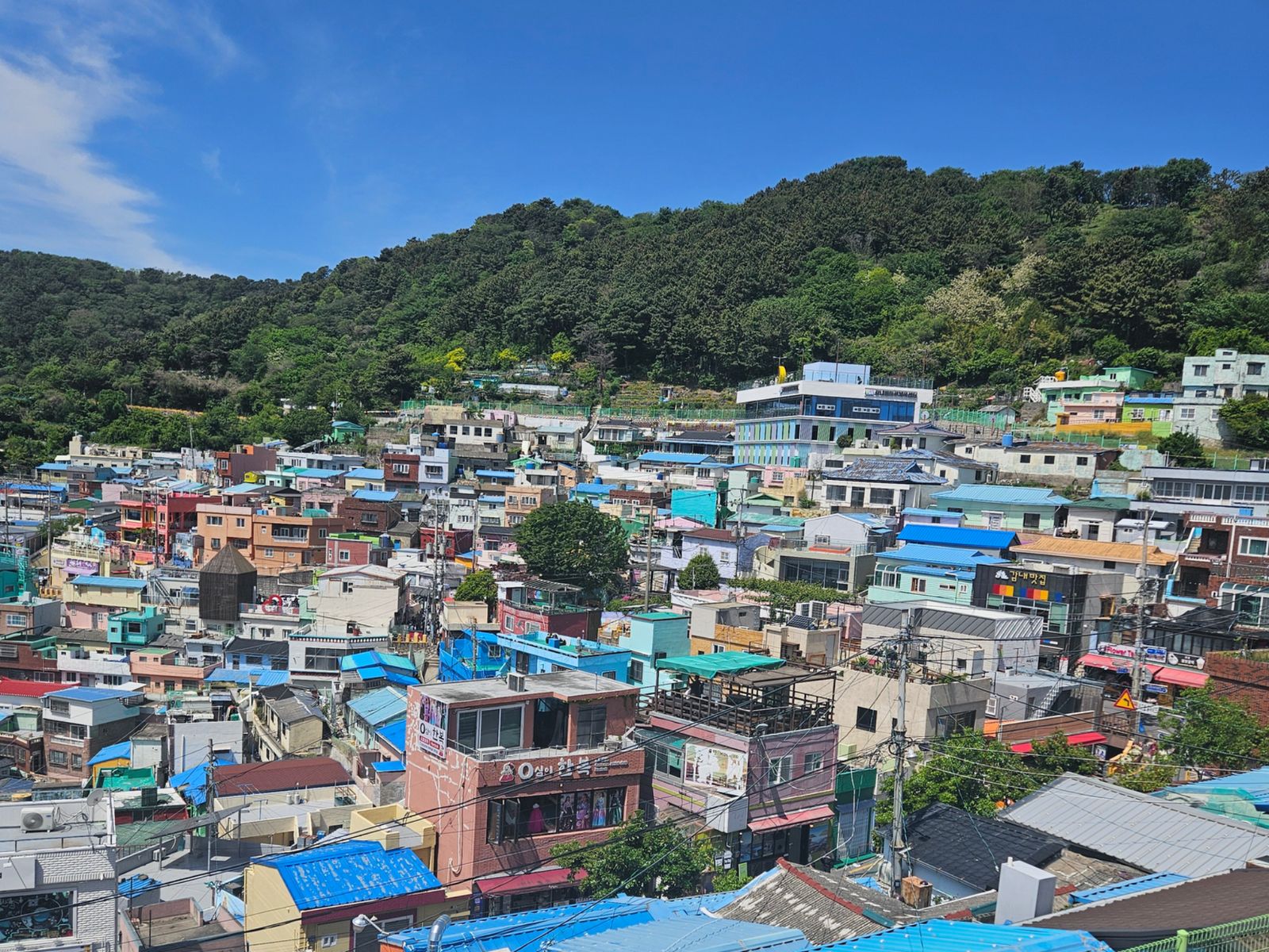 Gamcheon Culture Village — одно из самых необычных и красочных мест Пусана с арт-объектами и красивыми видами на город 