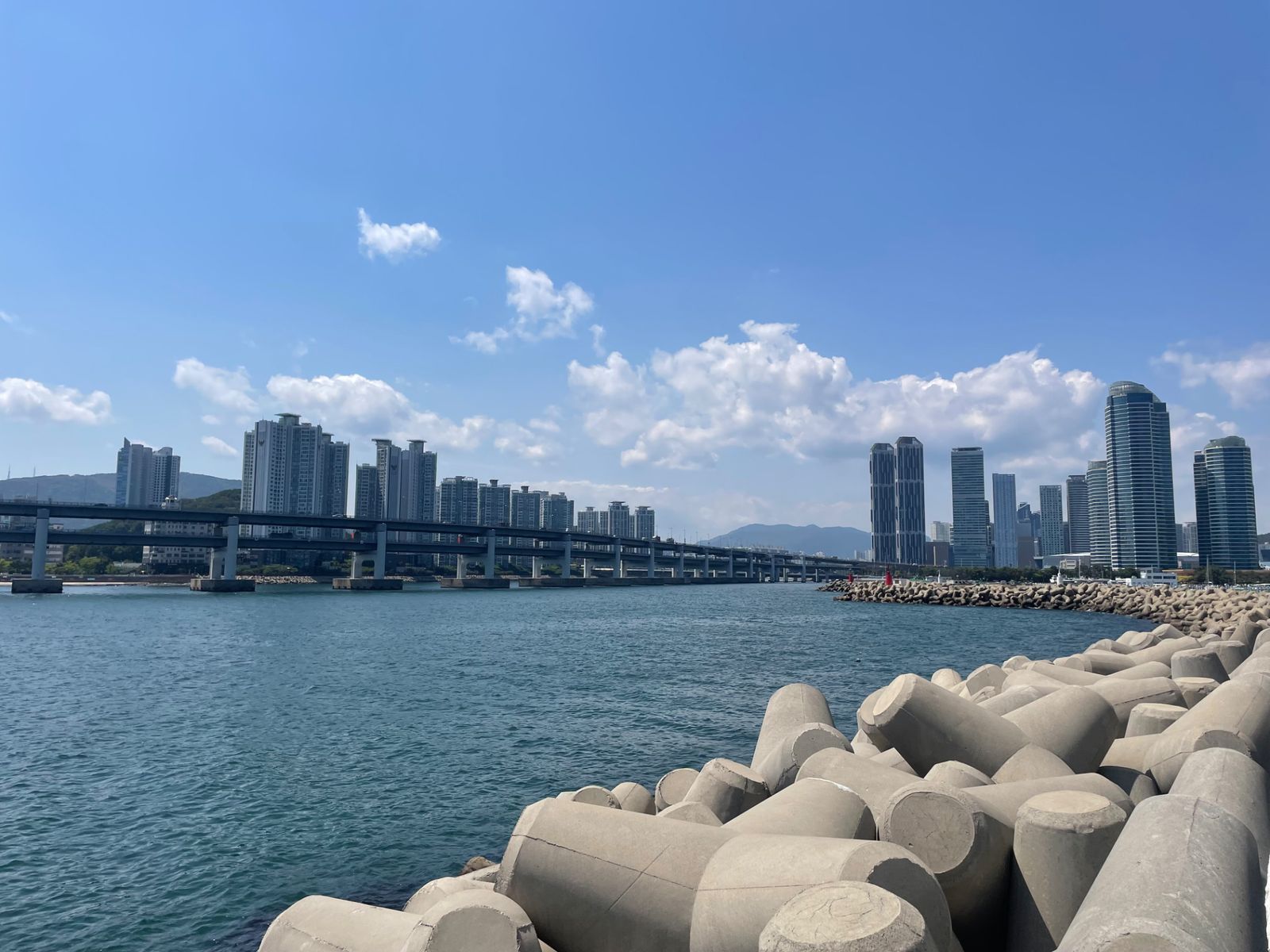 Вид на мост Gwangan Bridge с Marine City 