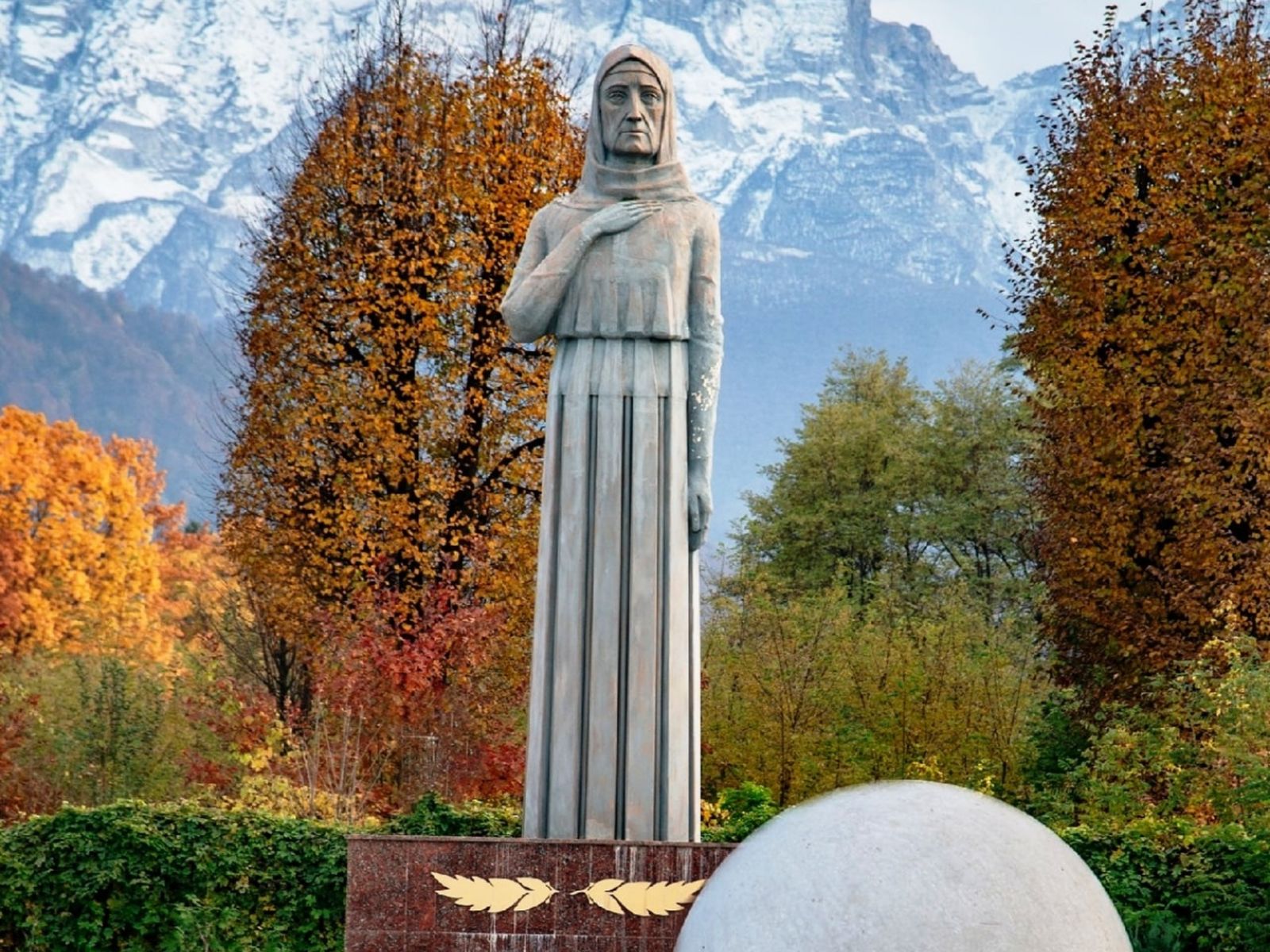 Памятник скорбящей матери