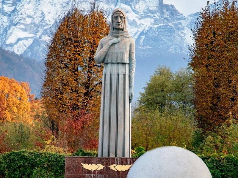 Памятник скорбящей матери