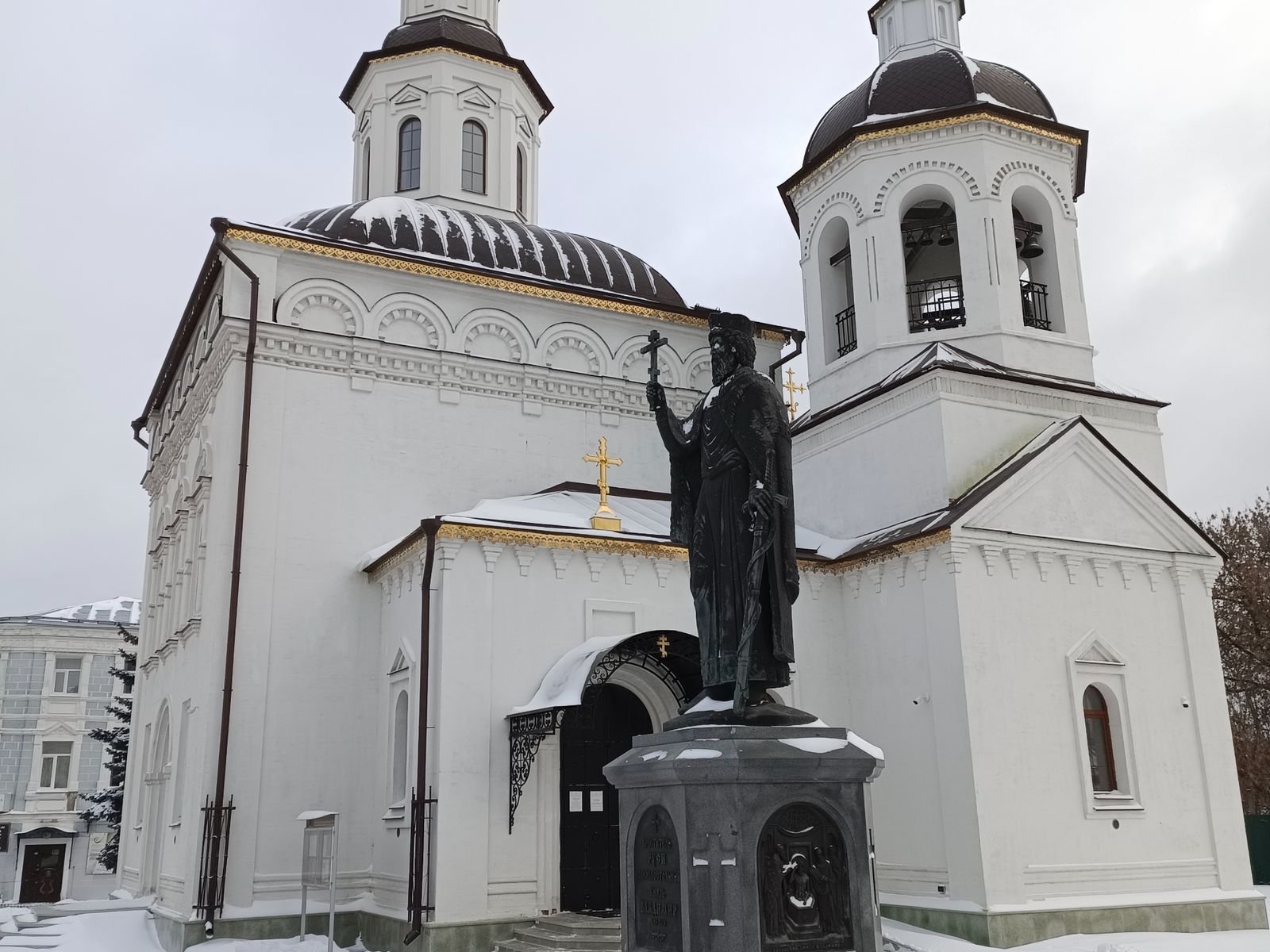 Памятник основателю города - Владимиру Крестителю