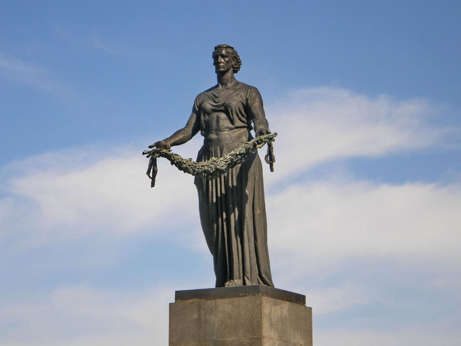 Пискаревское мемориальное кладбище, монумент "Родина-мать"