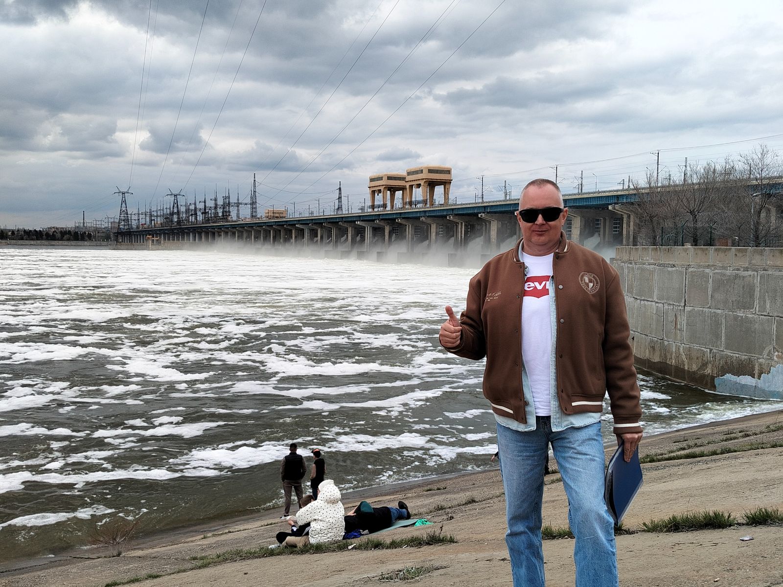 Волжская ГЭС во время сброса воды