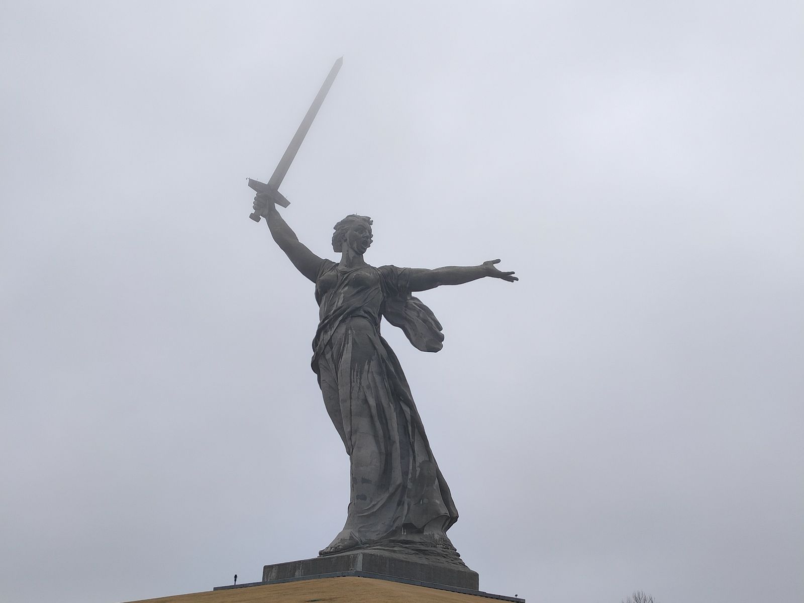 Скульптура Родина-мать зовет!