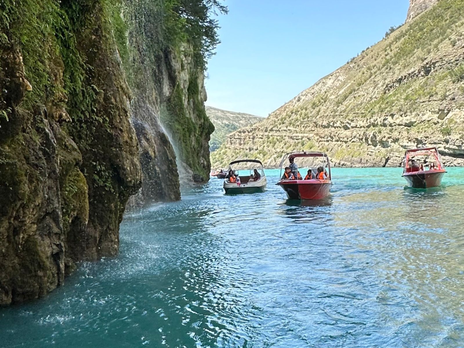 Плачущие скалы