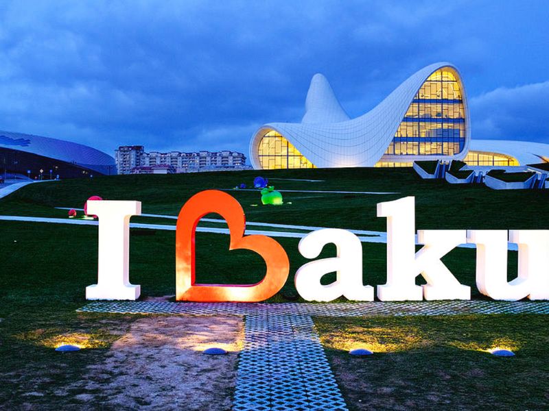 Групповая обзорная экскурсия "Закат и ночной блеск Баку" - групповая экскурсия в Баку на автобусе длительностью 2 часа с количеством участников до 12 человек со скидкой 25% цена экскурсии 22.5€