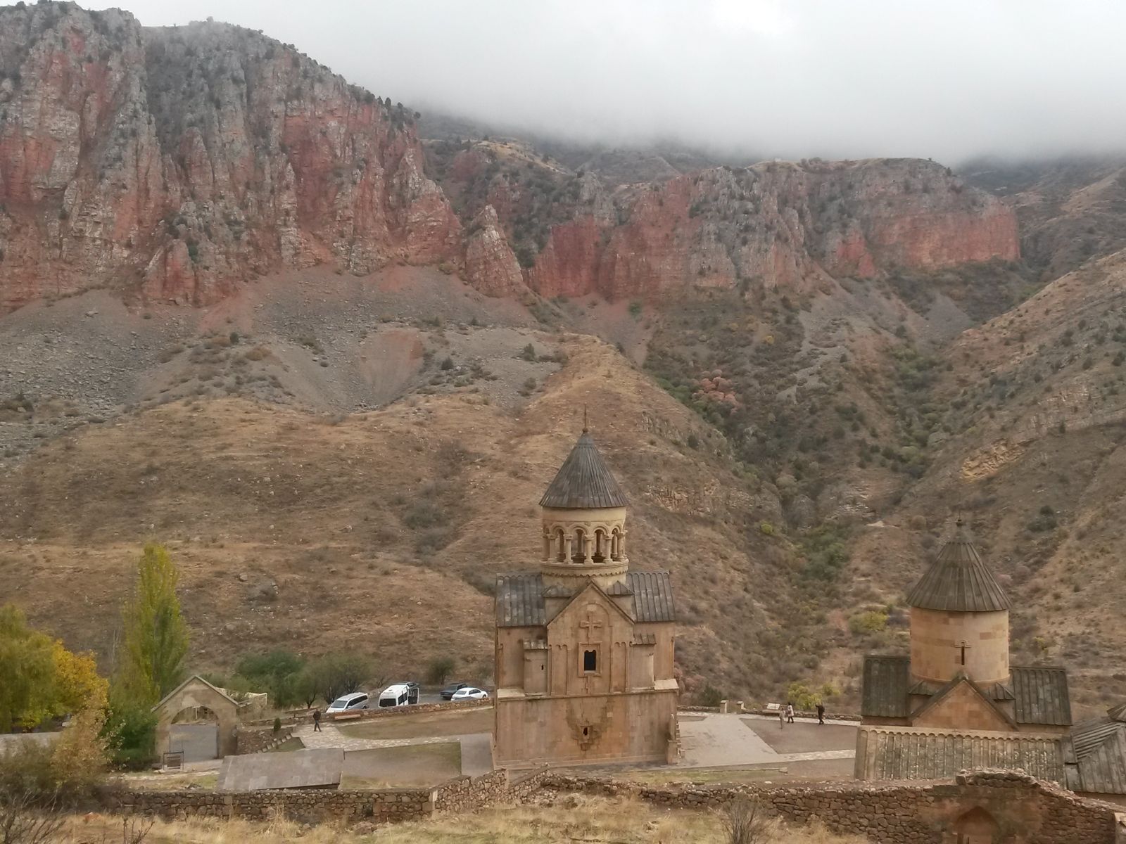 Нораванк и красные скалы
