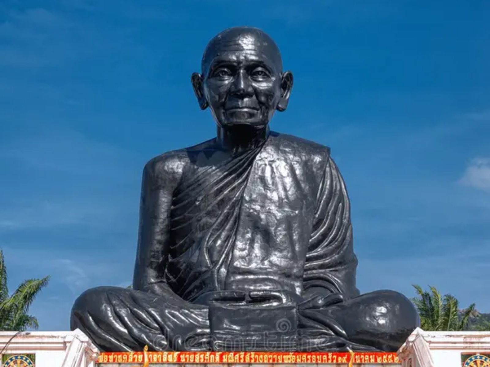 Статуя Black Monk