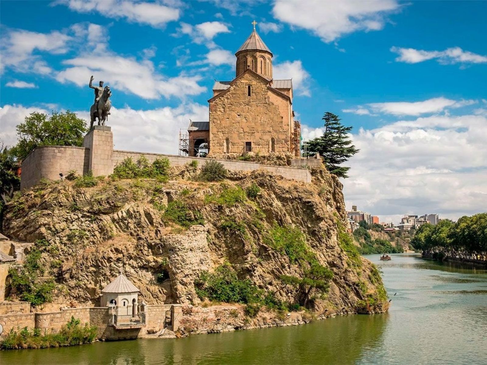 Храм Метехи и памятник Вахтангу Горгасали