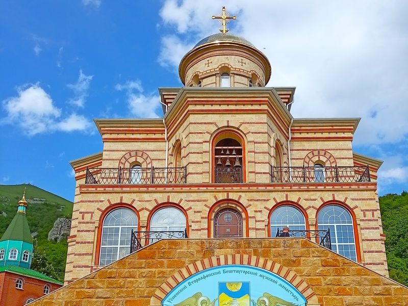 Групповая экскурсия из Кисловодска по монастырям КавМинВод - групповая экскурсия в Кисловодске на автобусе длительностью 4 часа с количеством участников более 20 человек цена экскурсии 2000₽