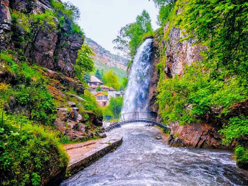 Групповая экскурсия из Кисловодска на Медовые водопады - групповая экскурсия в Кисловодске на автобусе длительностью 4 часа с количеством участников более 20 человек цена экскурсии 2000₽