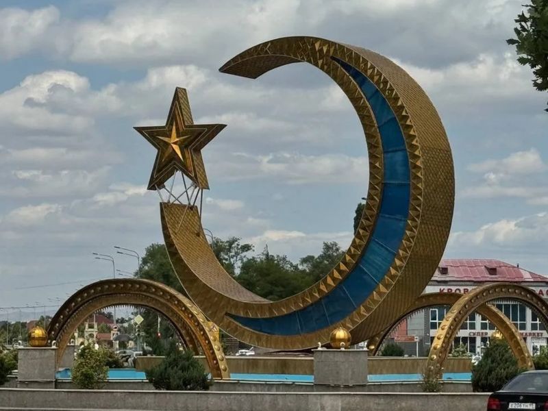 Рядом с мечетью "Сердце матери" в городе Аргун 