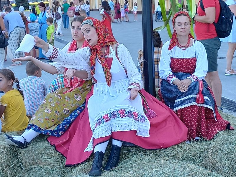 Народные костюмы