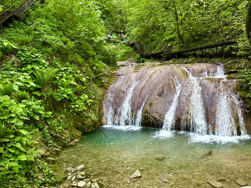 Групповая экскурсия из Лазаревского "33 водопада + зоопарк" - групповая экскурсия в Лазаревском на автобусе длительностью 6 часов с количеством участников более 20 человек цена экскурсии 1600₽
